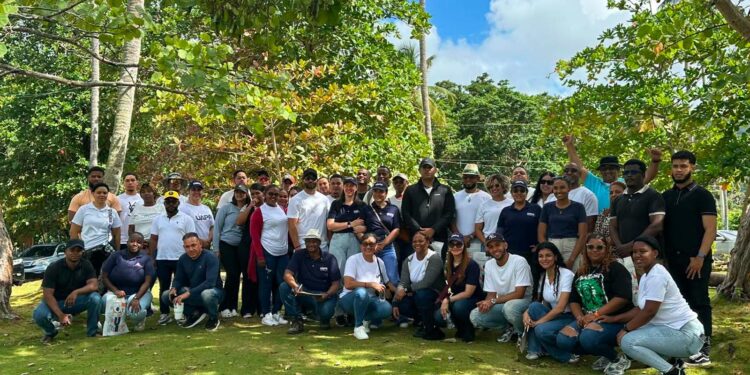 Realizan jornada ecológica en Playa Las Garitas de Sánchez para proteger la costa con reforestación y limpieza