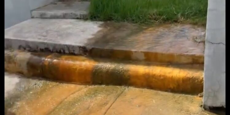 Denuncian falta de respuesta ante fuga deagua en Hospital Municipal de Las Terrenas