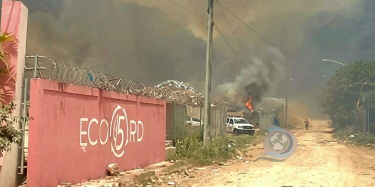Incendio afecta estación de transferencia de ECO5RD y vertedero en Las Terrenas, Samaná