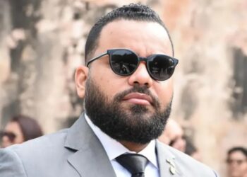Hallan muerto a capitán de fragata de la DNCD dentro de su vehículo en Santo Domingo Este
