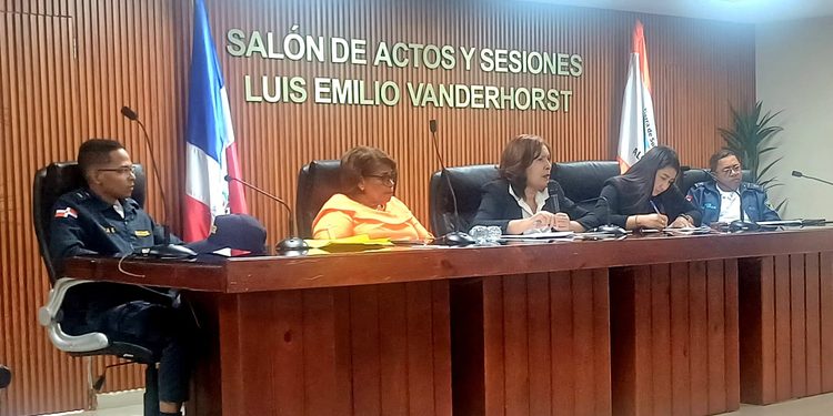 Viceministra Ángela Jáquez encabeza Mesa de Seguridad y escucha reclamos comunitarios en Las Terrenas