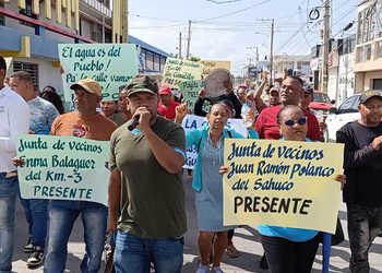 Director provincial de INAPA dialoga con comunitarios durante protesta por el agua en María Trinidad Sánchez