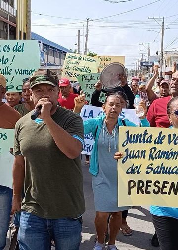 Director provincial de INAPA dialoga con comunitarios durante protesta por el agua en María Trinidad Sánchez