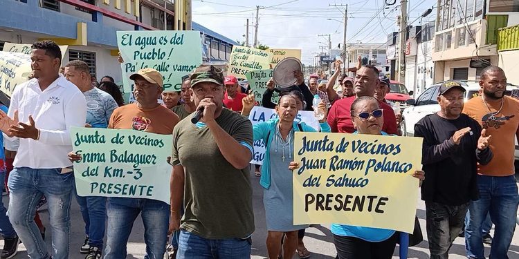 Director provincial de INAPA dialoga con comunitarios durante protesta por el agua en María Trinidad Sánchez