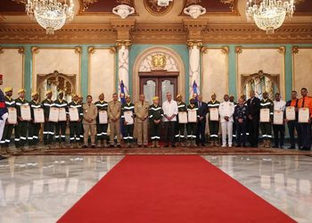 Presidente Luis Abinader reconoce a rescatistas dominicanos por misión humanitaria en Venezuela
