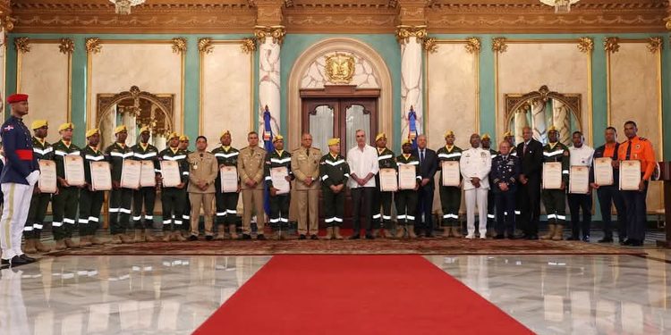 Presidente Luis Abinader reconoce a rescatistas dominicanos por misión humanitaria en Venezuela