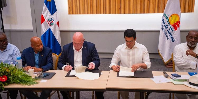 David Collado impulsa alianza para fortalecer el transporte turístico en República Dominicana
