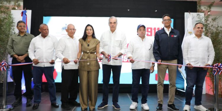 Abinader pone en funcionamiento el Sistema 911 en Montecristi
