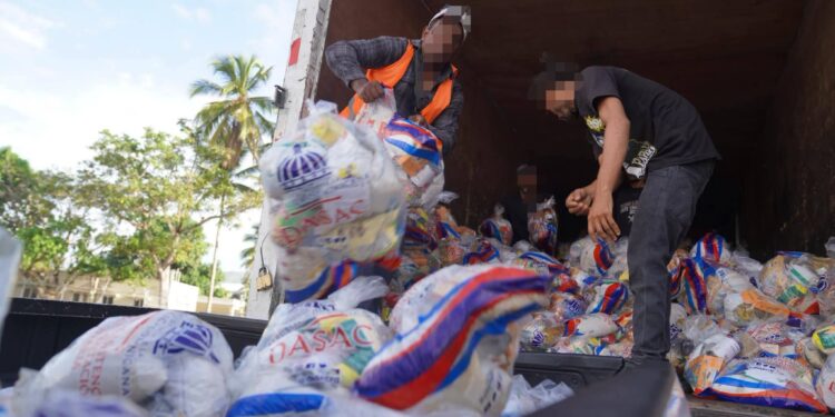 Realizan operativo de entrega de alimentos para familias vulnerables en Sánchez, Samaná