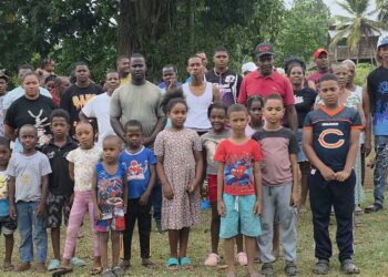 Los Corozos, Samaná, exige intervención urgente para proteger su único play deportivo ante conflicto por terrenos