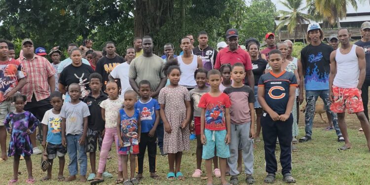 Los Corozos, Samaná, exige intervención urgente para proteger su único play deportivo ante conflicto por terrenos