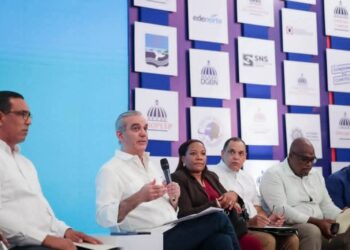 En su visita a Samaná, Abinader y WellingtonArnaud anuncian acciones para enfrentar la crisisde agua potable