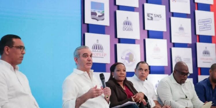 En su visita a Samaná, Abinader y WellingtonArnaud anuncian acciones para enfrentar la crisisde agua potable