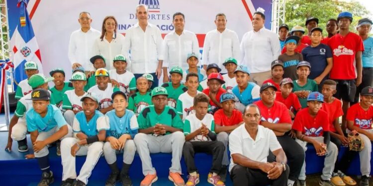 Niños de Samaná reciben estadio de béisbol infantil completamente remozado