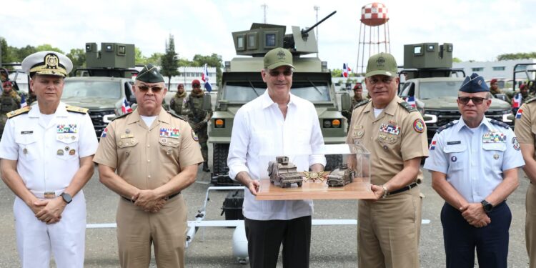 Abinader fortalece las Fuerzas Armadas con nuevas aeronaves, vehículos y equipos militares