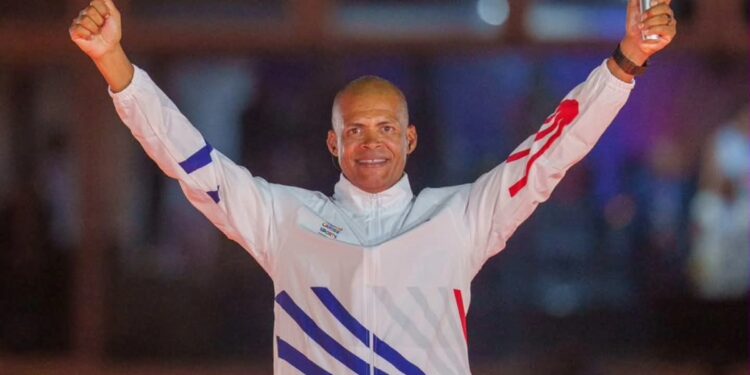 Félix Sánchez revive la emoción olímpica al portar la antorcha en la inauguración de los Juegos Centroamericanos y del Caribe 2026