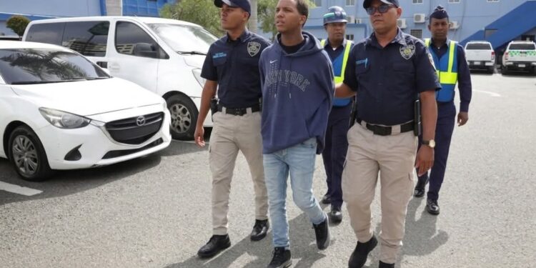 Se entrega acusado de presuntamente obligar a una adolescente a ingerir una sustancia tóxica