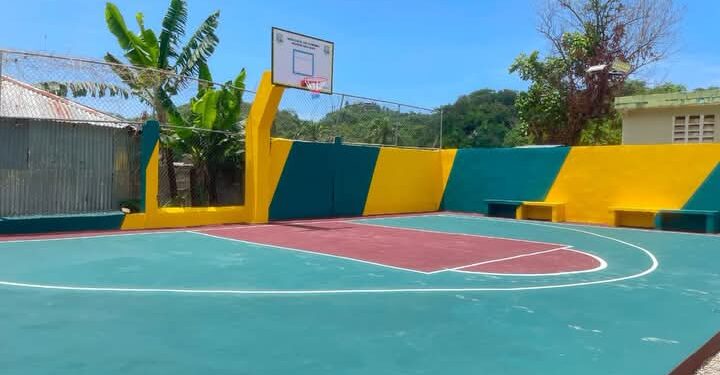 Cancha del sector La Granja en Las Terrenas recibe importantes mejoras