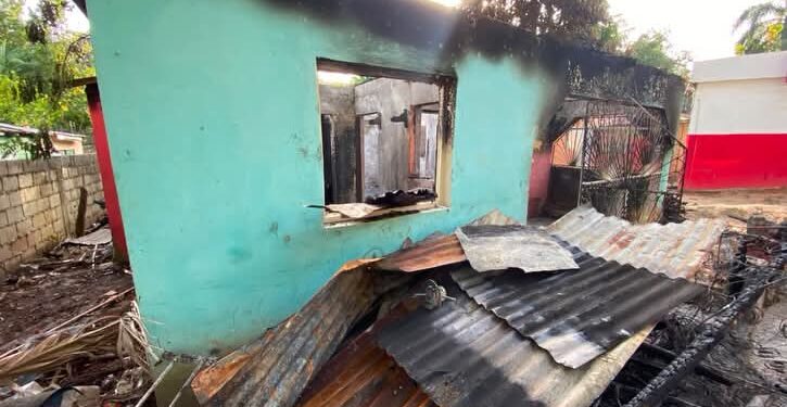 Incendio reduce a cenizas vivienda en elsector Hoyo del Cacao, en Las Terrenas