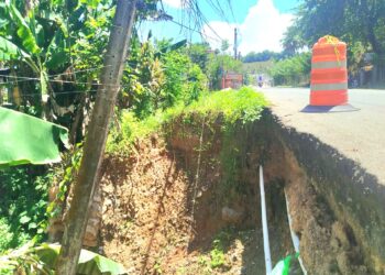 Comunitarios denuncian peligro por hundimiento de calle y desplazamiento de poste eléctrico en Samaná