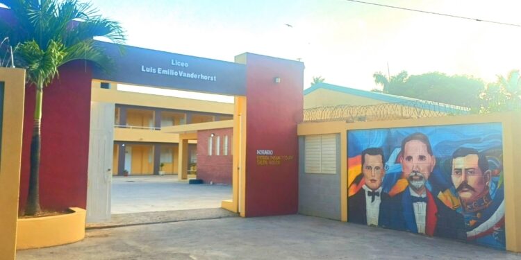 Inauguran techado de la cancha del Liceo Luis Emilio Vanderhorst en Las Terrenas