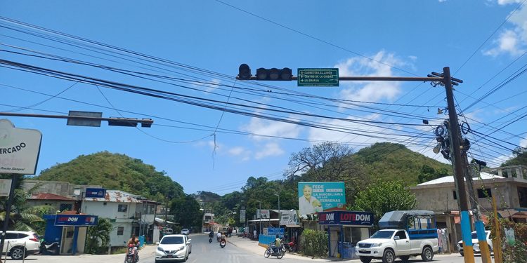 Semáforo permanece fuera de servicio desde el viernes y preocupa a conductores en Las Terrenas