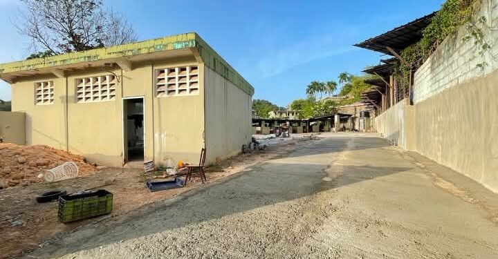 Continúan los trabajos de remozamiento del matadero municipal de La Granja, en Las Terrenas