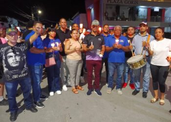 Nagua se moviliza contra los apagones con encendido de velas