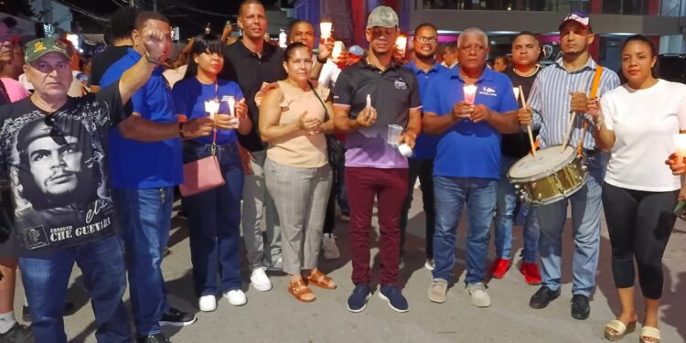 Nagua se moviliza contra los apagones con encendido de velas