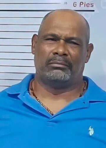 Hombre es arrestado en Cotuí tras presuntas amenazas de muerte contra una mujer; le ocupan una pistola