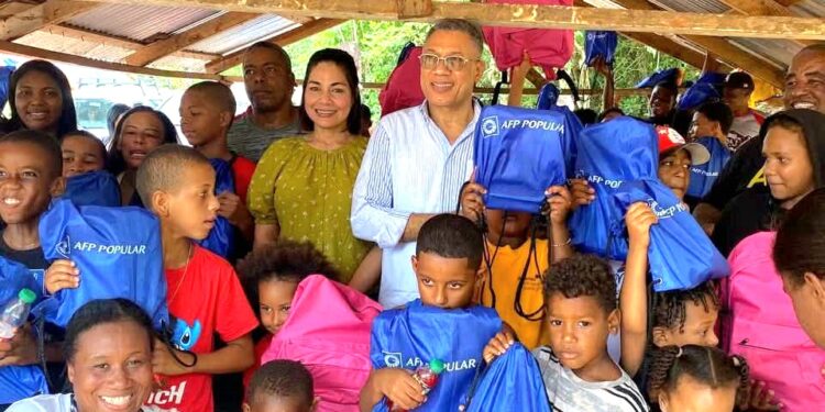 ¡Educación primero! Cecilio García lleva apoyo y esperanza a estudiantes de Las Galeras
