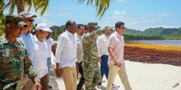 David Collado visita playa de Las Galeras ante acumulación de sargazo