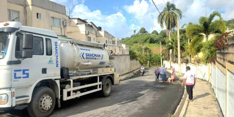 Trabajo conjunto interinstitucional permite solucionar obstrucción de aguas residuales frente a escuela María Luisa en Samaná