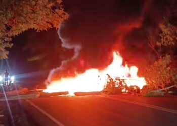Comunitarios protestan por prolongados apagones en La Chorrera, Arroyo Barril