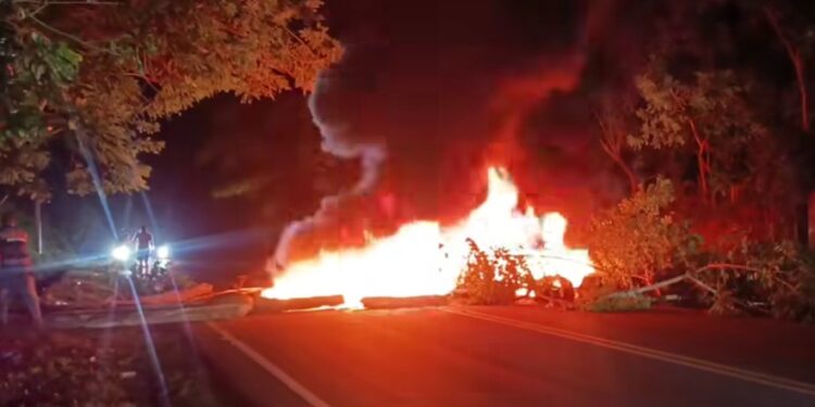 Comunitarios protestan por prolongados apagones en La Chorrera, Arroyo Barril