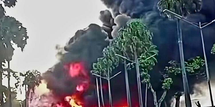 Dos fallecidos en incendio de camión tanquero en el Malecón; identifican a las víctimas