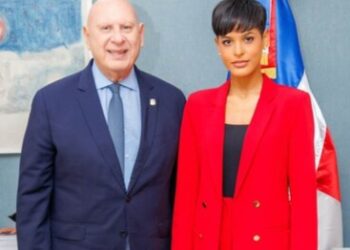Senador de Samaná felicita a la representante de la provincia por su destacada participación en Miss República Dominicana