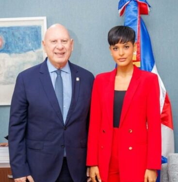 Senador de Samaná felicita a la representante de la provincia por su destacada participación en Miss República Dominicana
