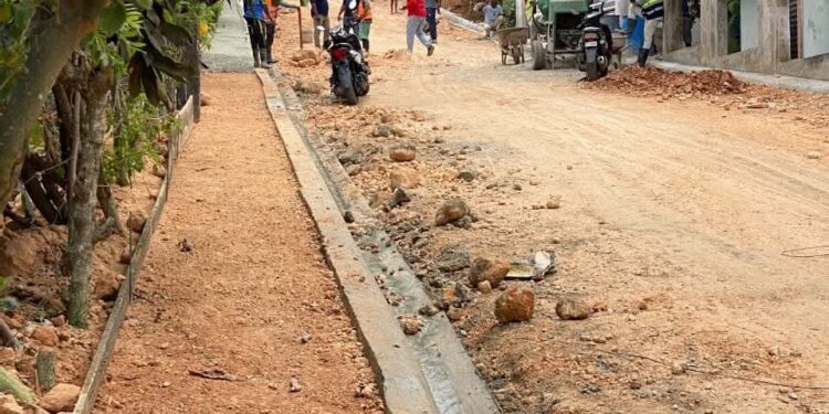 Las Terrenas avanza con trabajos de aceras y contenes en La Jagua de Hoyo del Cacao