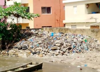 Hacen llamado a las autoridades por acumulación de basura en el muelle y zona costera de Sánchez, Samaná