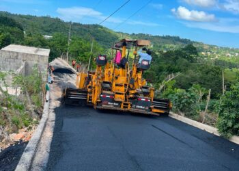 Las Guasaras en Las Terrenas recibe nuevas calles con aceras, contenes y Asfalto