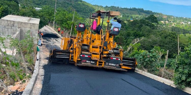 Las Guasaras en Las Terrenas recibe nuevas calles con aceras, contenes y Asfalto