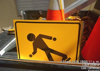 Digesett entrega boyas reductoras de velocidad y señales escolares a la Alcaldía de Las Terrenas