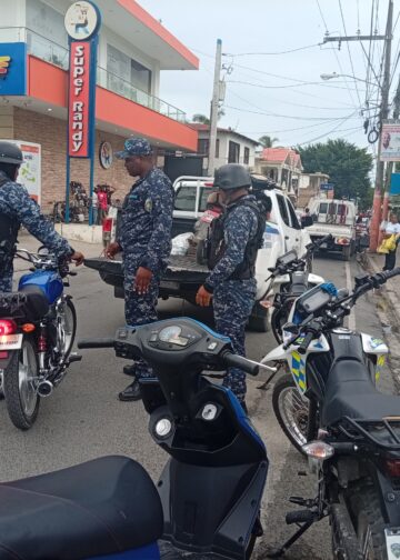Policia Nacional realiza operativo de revisión de vehículo en Las Terrenas