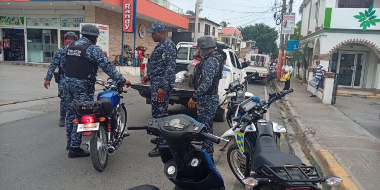 Policia Nacional realiza operativo de revisión de vehículo en Las Terrenas