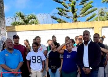 Protesta de Padres paraliza labores en la escuela de Los Naranjitos, Las Terrenas