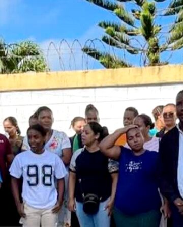 Protesta de Padres paraliza labores en la escuela de Los Naranjitos, Las Terrenas
