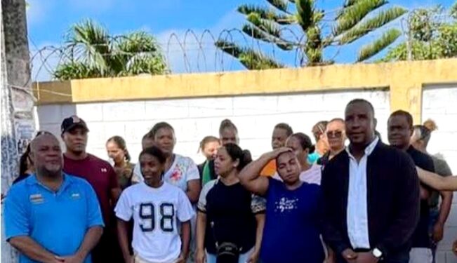 Protesta de Padres paraliza labores en la escuela de Los Naranjitos, Las Terrenas