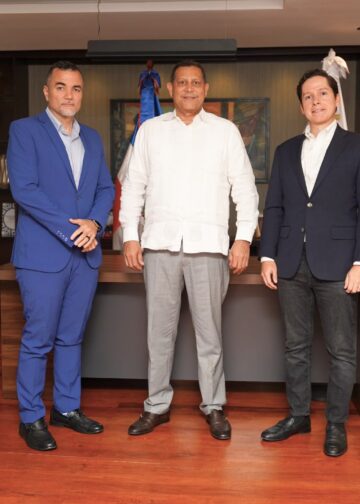Alcalde de Samaná gestiona posible vuelo chárter entre Puerto Rico y el Catey