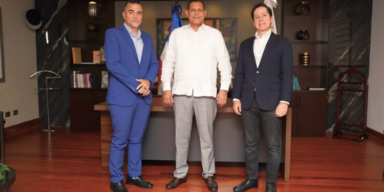 Alcalde de Samaná gestiona posible vuelo chárter entre Puerto Rico y el Catey